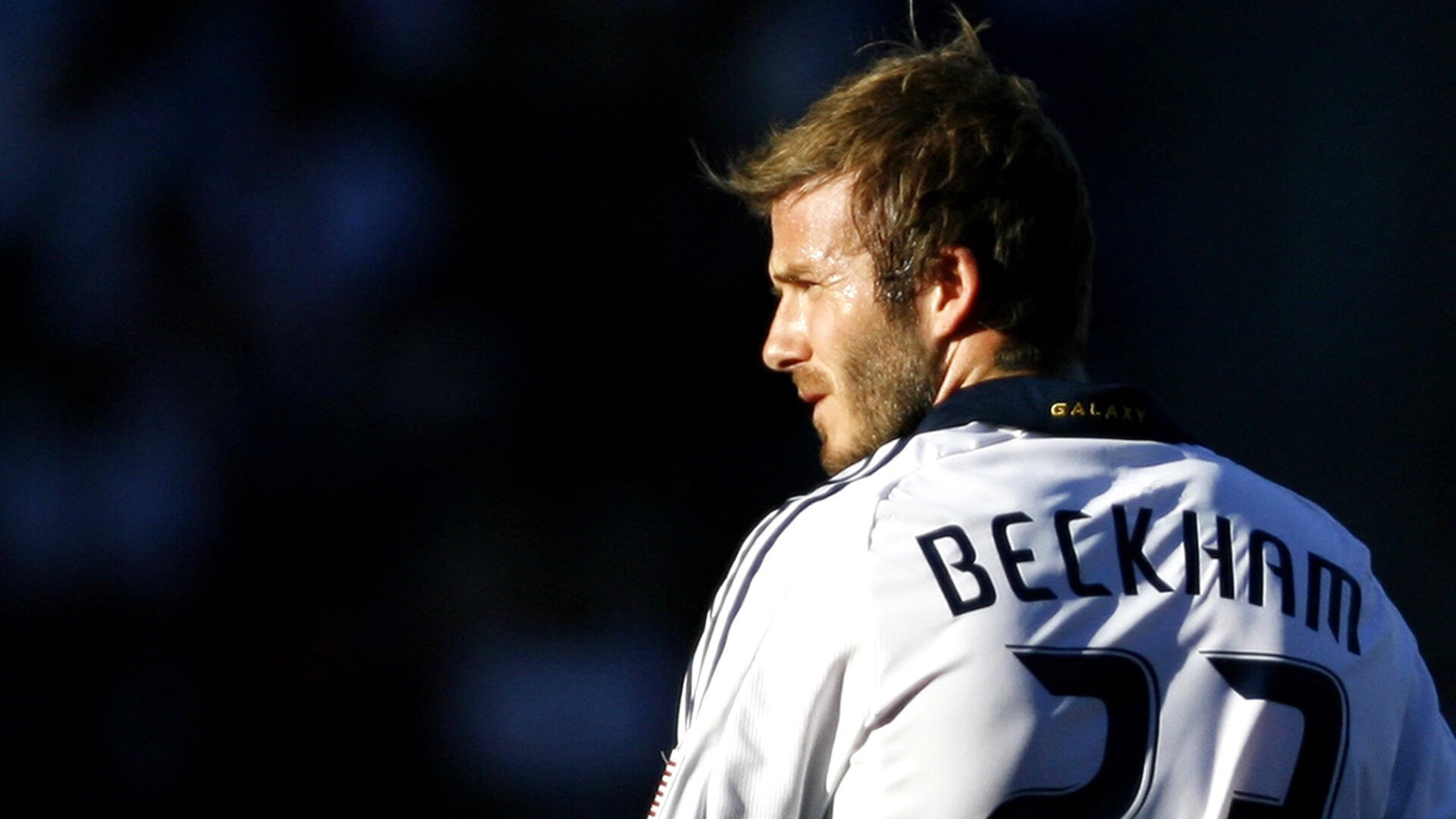 德甲争冠战焦点战,比利亚雷亚尔强势拿下墨西哥,足球全球化下的战术革命与身份迷思